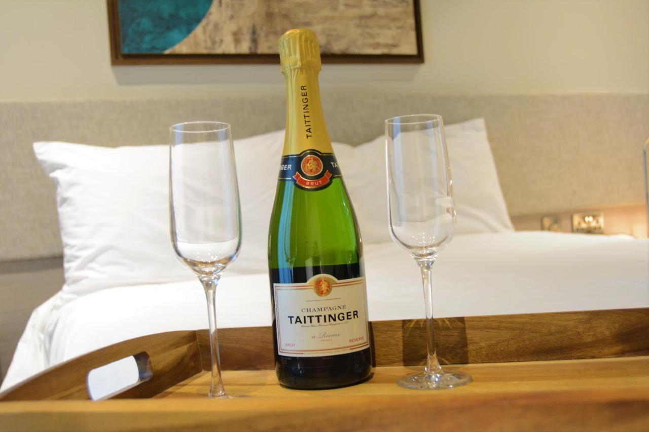 Staybridge Suites London Heathrow - Bath Road, An Ihg Aparthotel Hillingdon Exterior photo
